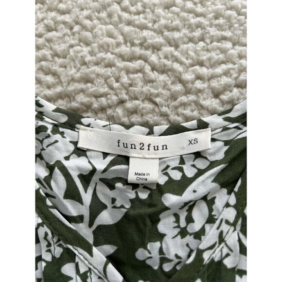 Fun2Fun Green White Floral Maley Pleated V-Neck 3/4 Sleeve Blouse Size XS - Picture 4 of 8